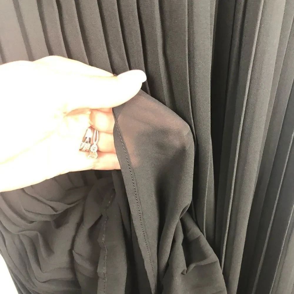 Glamorous pleated little black dress - Picture 10 of 13